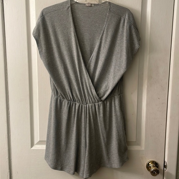 Ecote light gray shortsleeved v-neck poly blend ribbed ROMPER size large - Picture 1 of 10